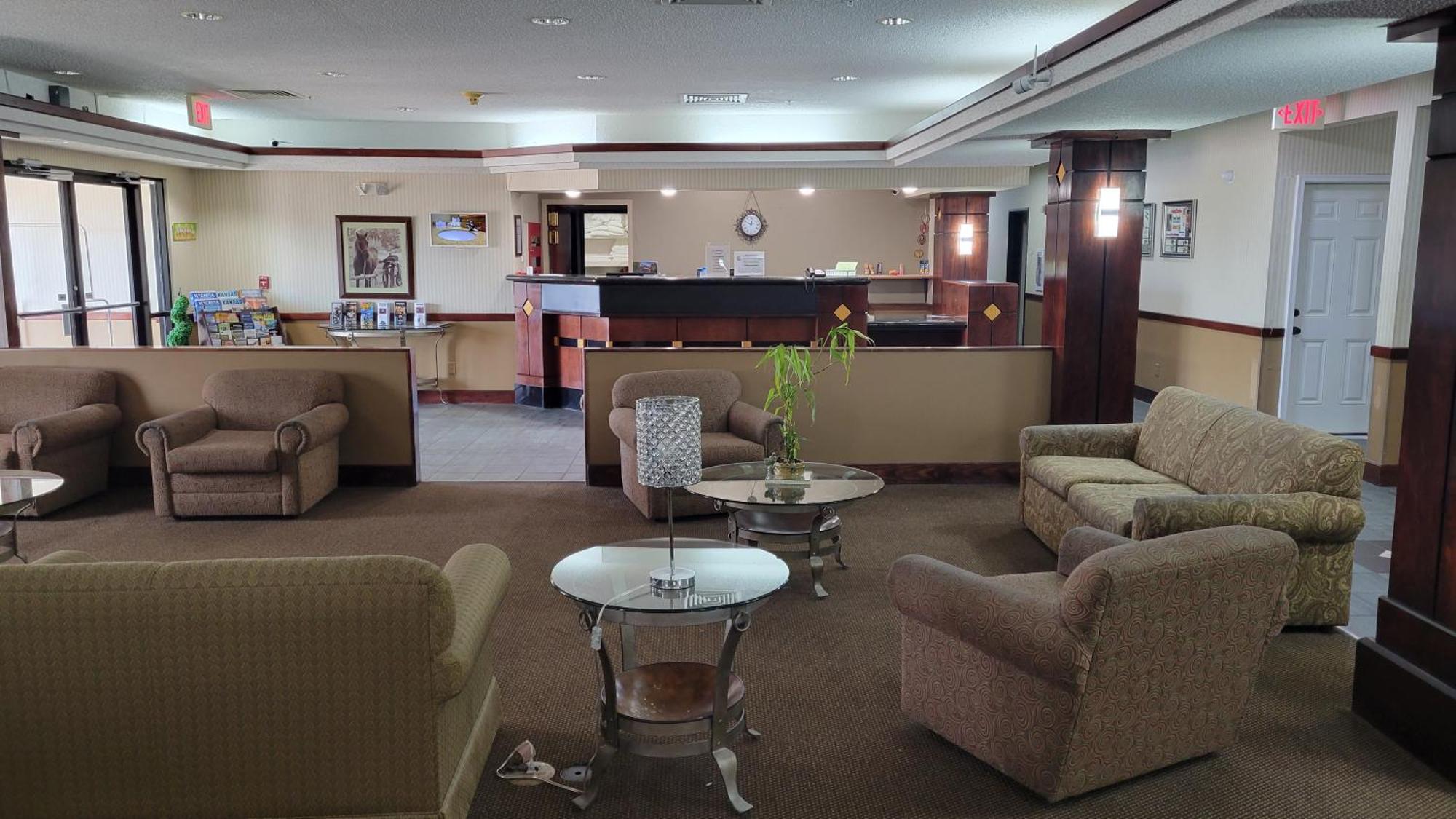Windsor Inn & Suites Dodge City Bagian luar foto