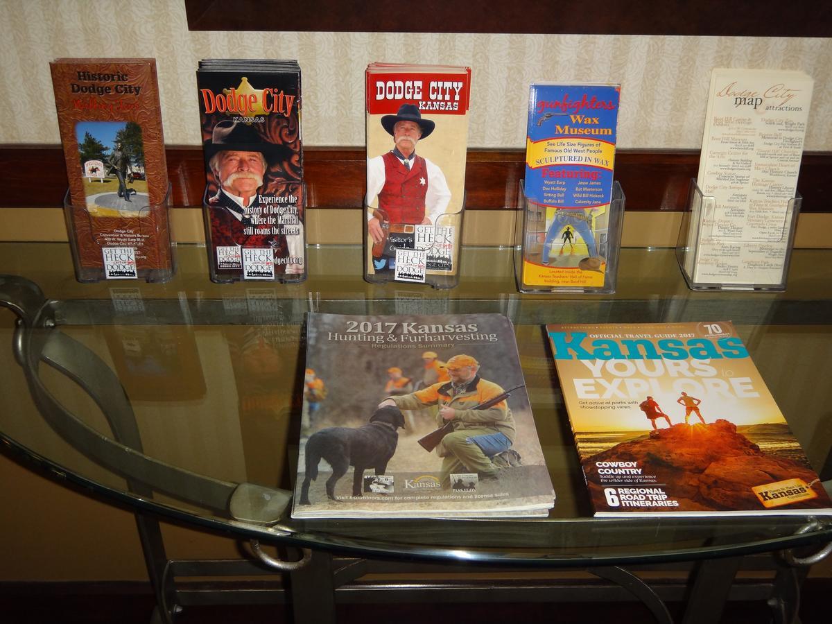 Windsor Inn & Suites Dodge City Bagian luar foto
