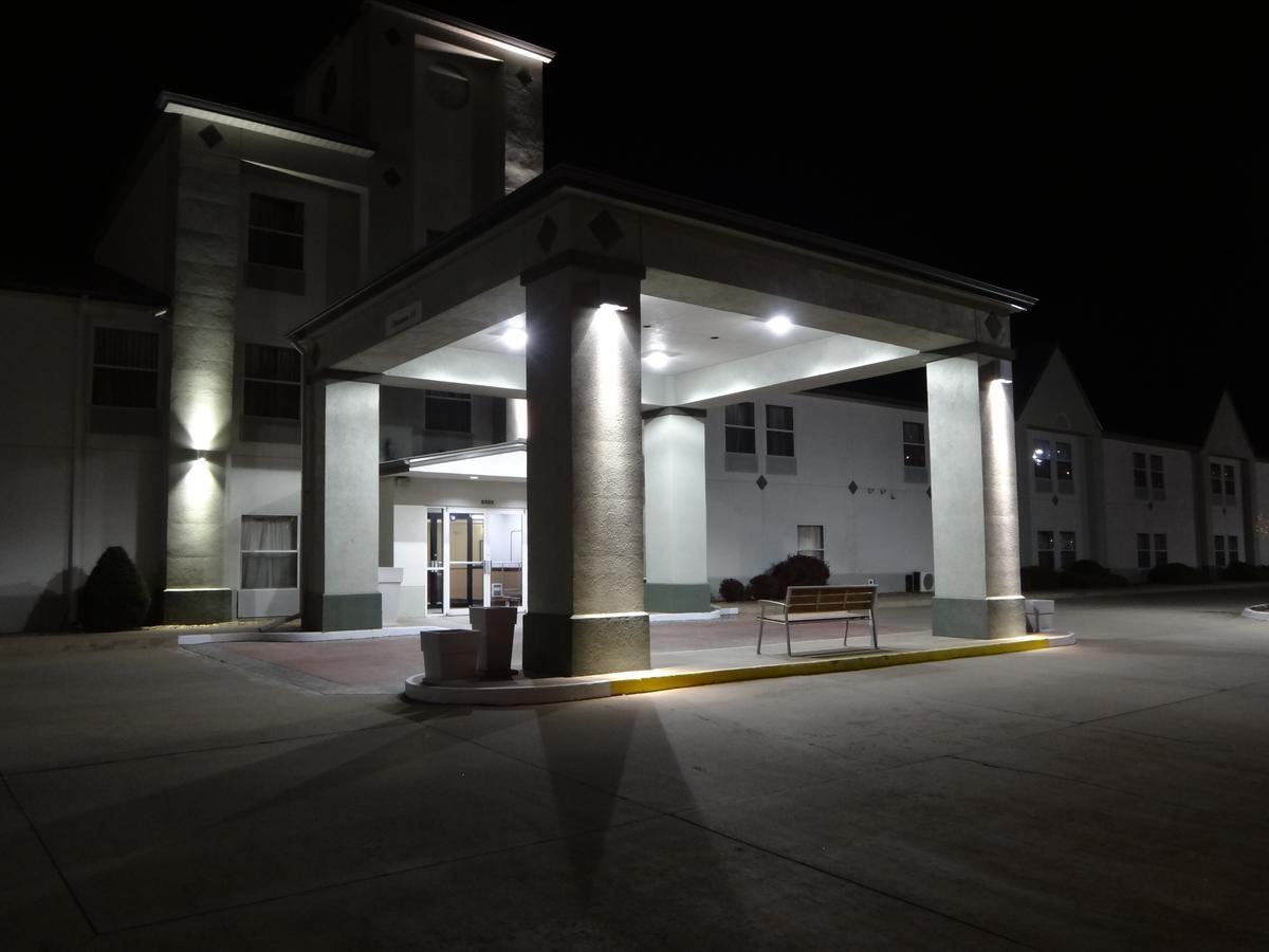 Windsor Inn & Suites Dodge City Bagian luar foto