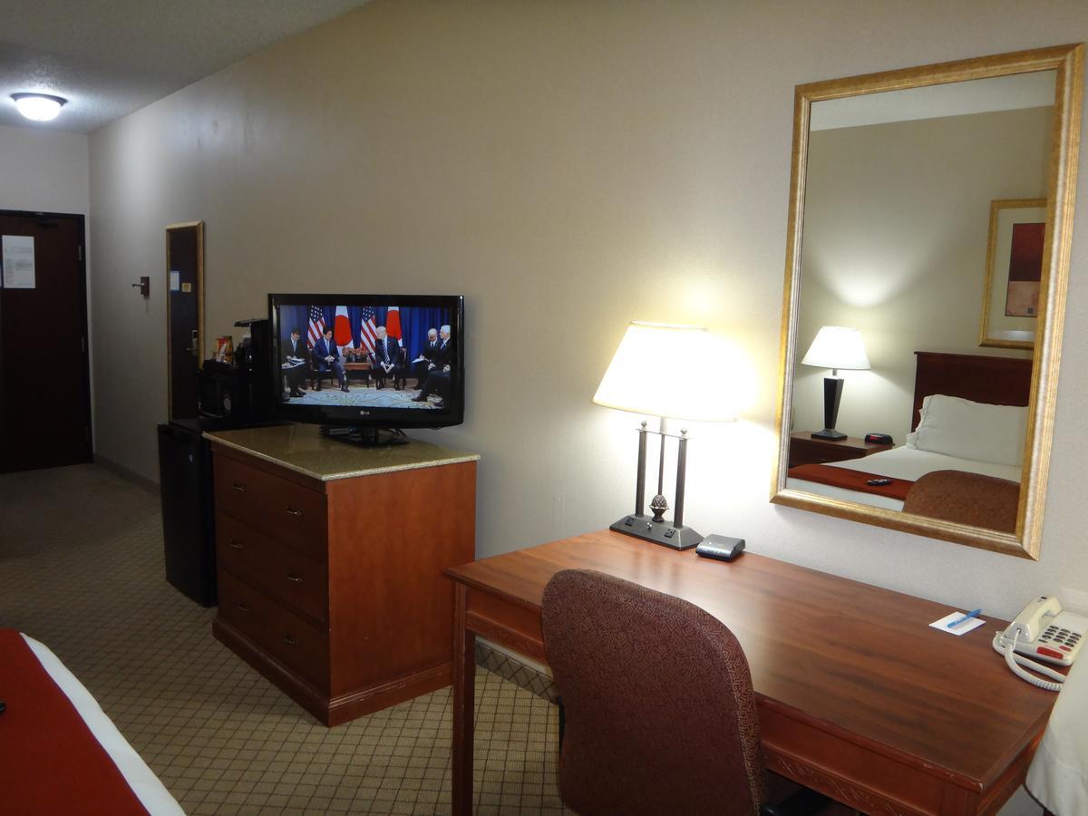 Windsor Inn & Suites Dodge City Bagian luar foto