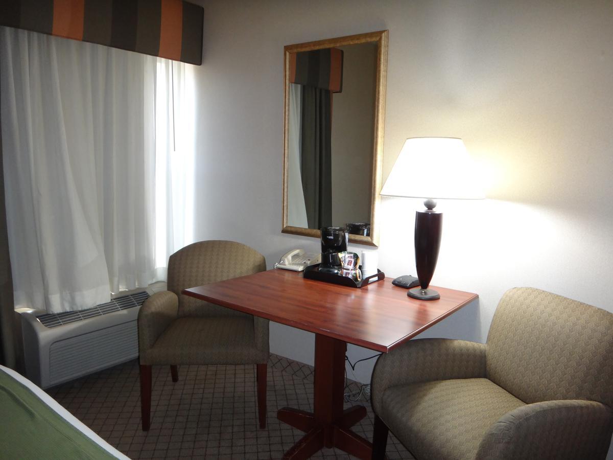 Windsor Inn & Suites Dodge City Bagian luar foto