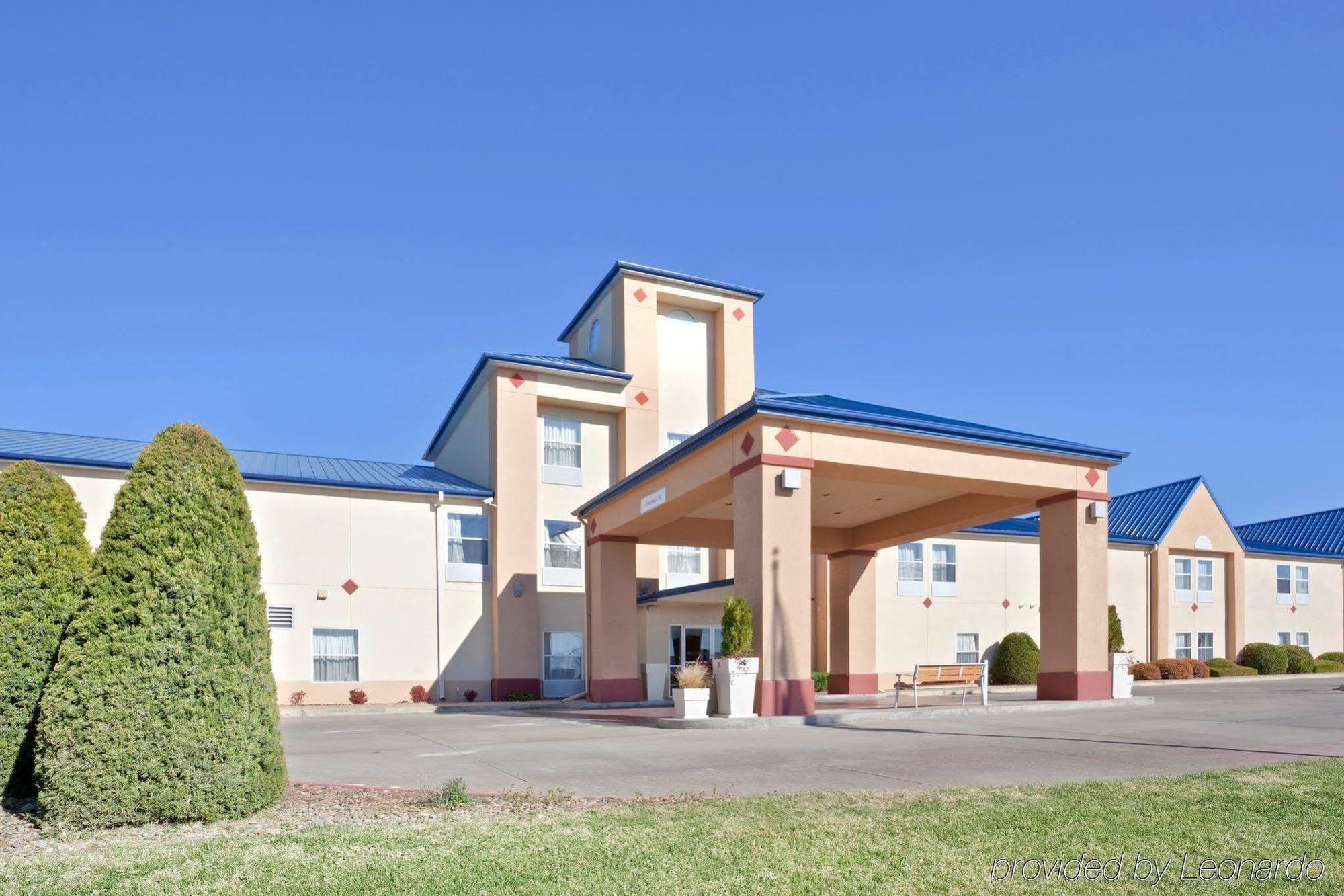 Windsor Inn & Suites Dodge City Bagian luar foto